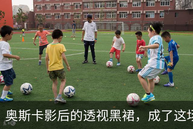 奥斯卡影后的透视黑裙，成了这场晚宴最大赢家